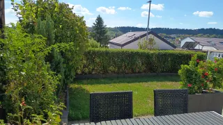 Aussicht von der Terrasse der Ferienwohnung über Garten und Hügel bei Rudersberg