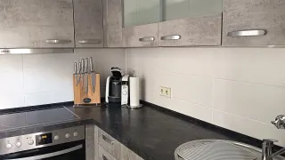 Küchendetail der Ferienwohnung mit Spüle, Herd und Arbeitsfläche