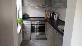 Voll ausgestattete Küche der Ferienwohnung mit Herd, Backofen und Kaffeemaschine