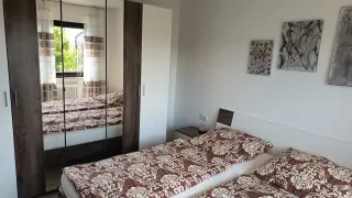 Schlafzimmer der Ferienwohnung mit Doppelbett und großzügigem Kleiderschrank