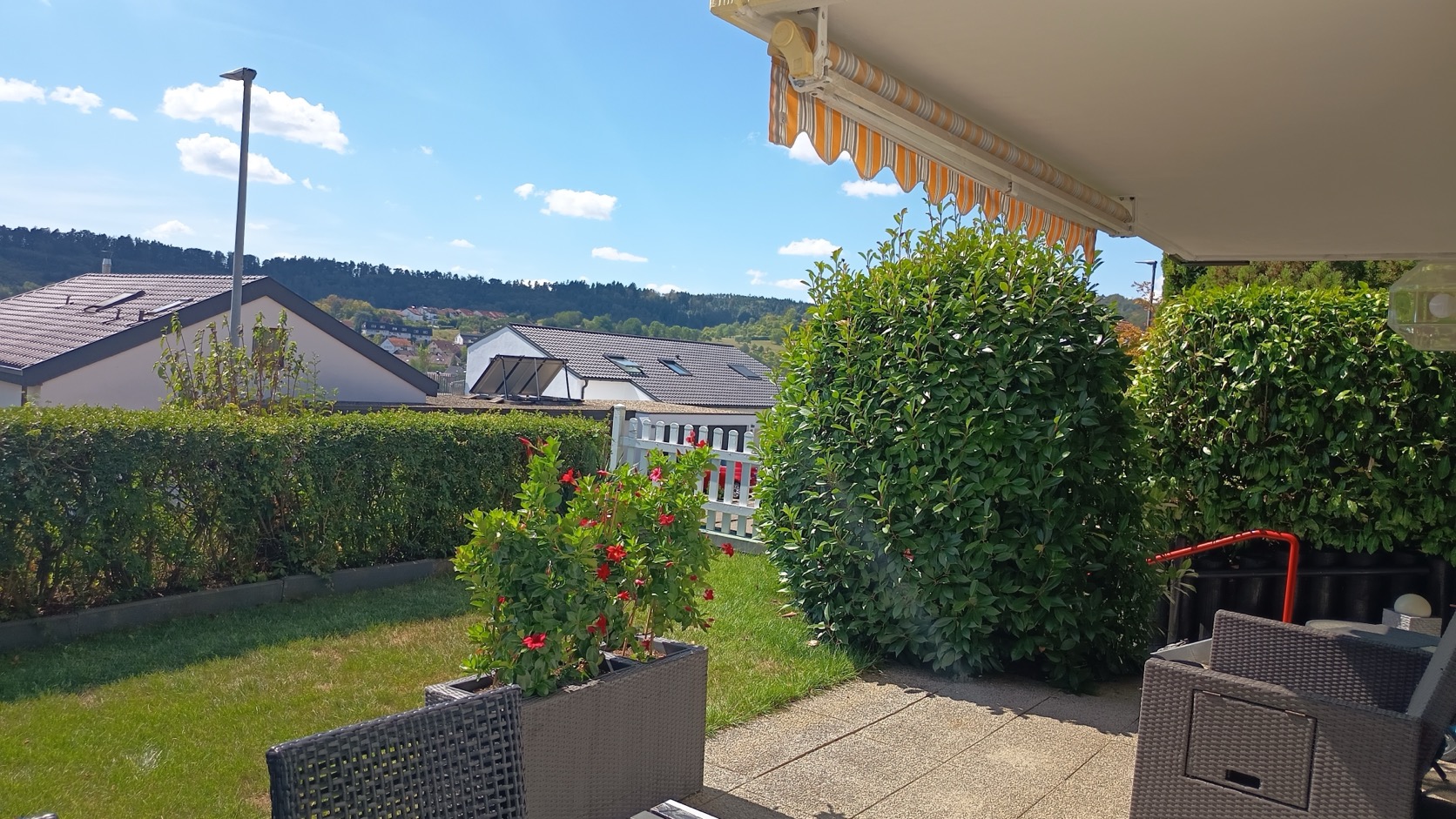 Blick von der Terrasse in die gruenen Huegel von Rudersberg